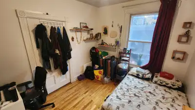 English below. Chambre disponible pour cession de bail dans un grand appartement au rez-de-chaussée,...