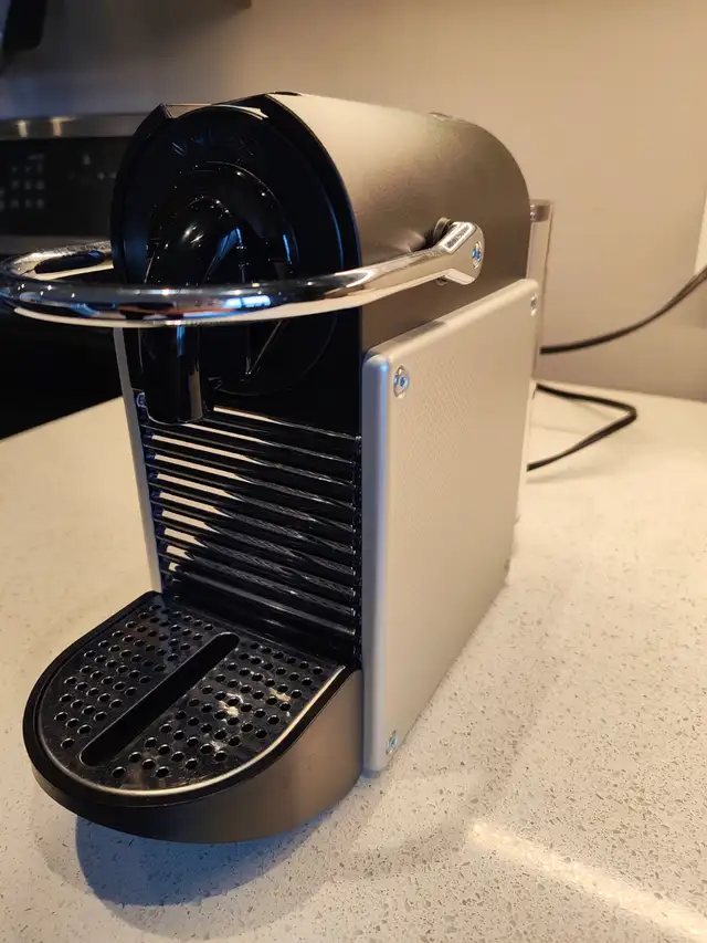 Nespresso Pixie Espresso Machine in Coffee Makers in Ottawa - Image 6