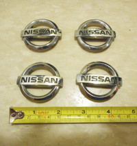 Nissan wheel cover Emblem  /  Emblème d'enjoliveur Nissan