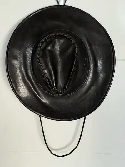 This pre-loved dark brown Western-style cowboy hat is in good condition, featuring a classic wide-br...