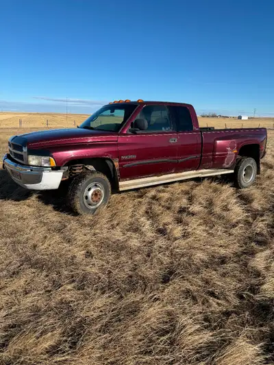 2000 ram 3500, five speed manual /four-wheel-drive. Everything works good ,overall condition fair/go...