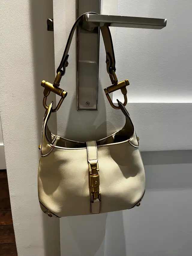 Vintage Gucci bag in Women's - Bags & Wallets in Mississauga / Peel Region - Image 2
