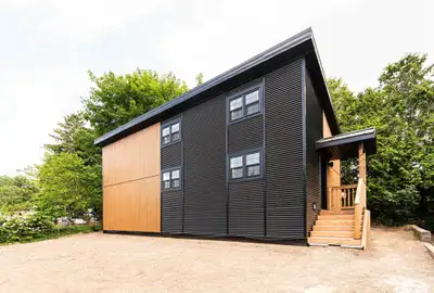 **Absolutely Stunning 2 Bedroom Custom Detached Garden Suite!**