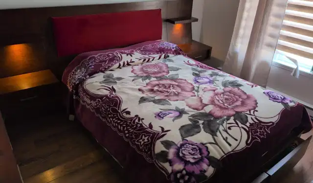 Lit queen in Beds & Mattresses in City of Montréal - Image 2