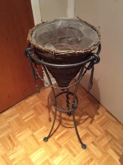 Jardinière en métal avec panier en osier ancienne.