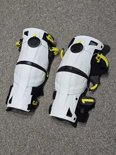 I'm selling a pair of used Mobius X8 knee braces in XL size, designed for superior protection and su...