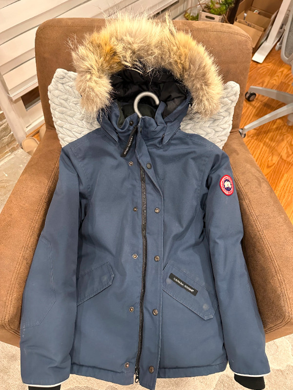Canada Goose Logan youth parka medium 10-12 in Kids & Youth in City of Toronto