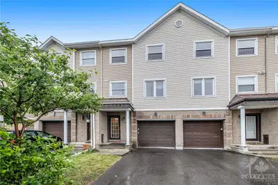 Welcome to sought after Barrhaven! This Freehold townhome is located within walking distance to shop...