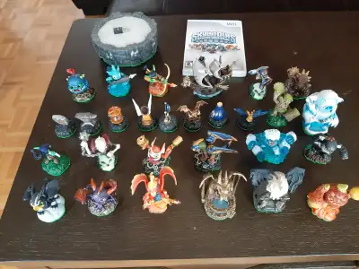 Skylanders game for Wii with 28 Skylander figures and the portal. Also includes trading cards and st...