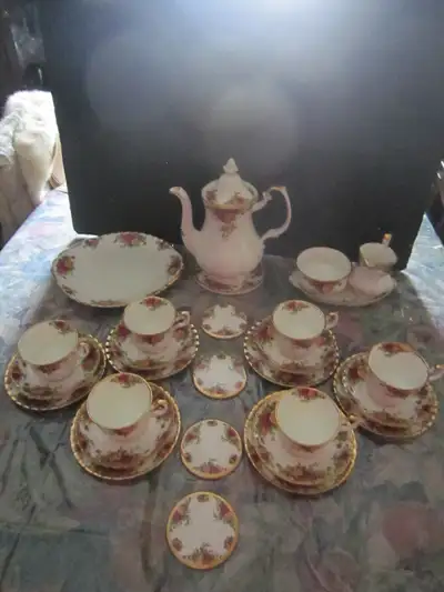 Royal Albert OLD COUNTRY ROSES china set, Service for 6, View more