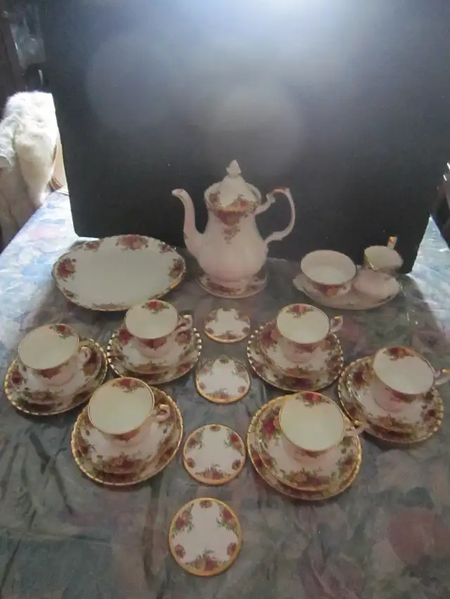 Royal Albert OLD COUNTRY ROSES china set, Service for 6 in Arts & Collectibles in Edmundston - Image 2