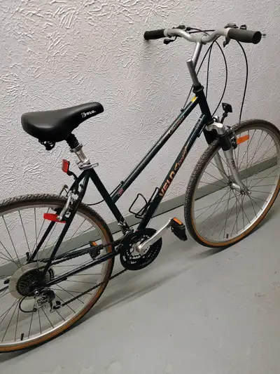 Vélo hybride 21 vitesses à l’état de neuf la mise au point faite. Cadre de 18.5 et roues de 28 pouce...