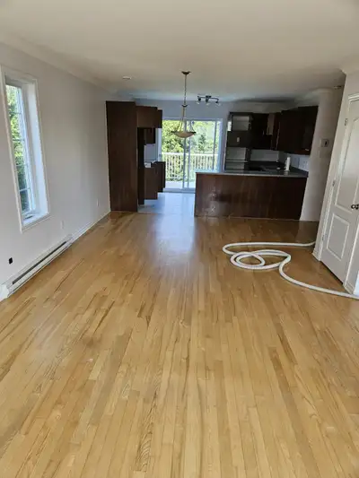 Disposition : 7½ comprenant 4 chambres à coucher (3 à l’étage, 1 au sous-sol) et 2 salles de bains....
