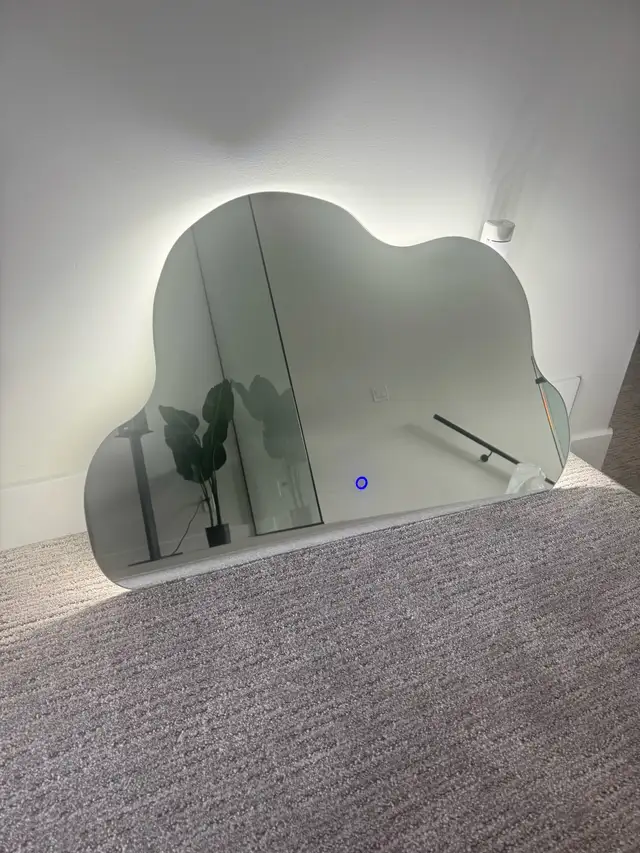 Cloud Shape Vanity Mirror w LED in Home Décor & Accents in Edmonton - Image 2