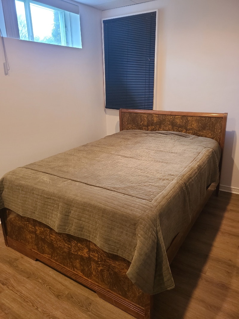 Meubles antiques Ensemble de chambre à donner! Lits et matelas