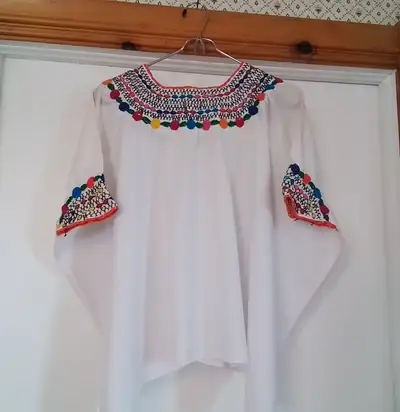 huipil ou blouse brodée guatemaltèque jamais portée 8.00$ ou meilleure offre