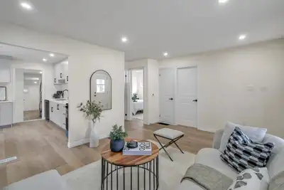 3 rooms fully furnished available for May 1st ($800) ALL UTILITIES included. Gas + Hydro + Cable + I...