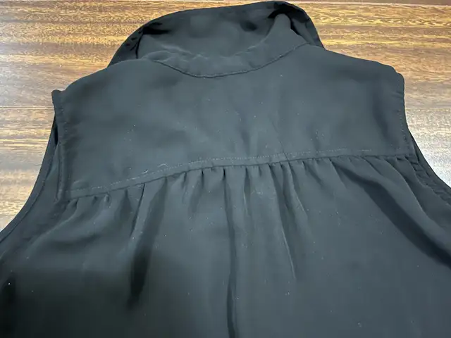 Express women’s extra small blouse, sleeveless button down black in Women's - Tops & Outerwear in Oshawa / Durham Region - Image 11