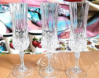 3 CRYSTAL FOOTED WINE GLASSES, RIBBED DIAMOND POINT PATTERN
