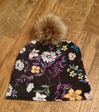 Tuque fleuri a pompom femme/ado