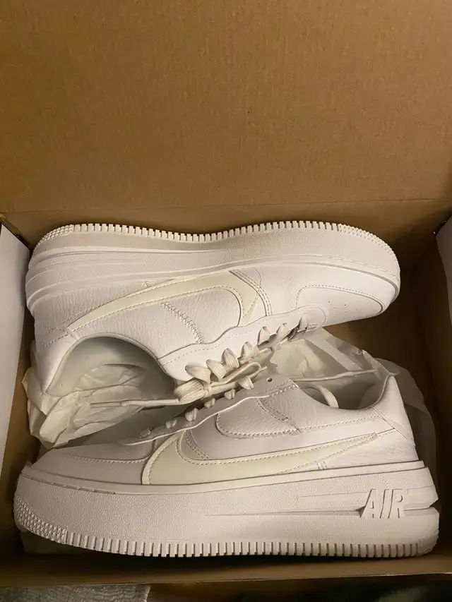 Air Force One’s Women’s 9 in Women's - Shoes in Cambridge - Image 3