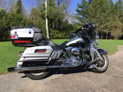 2003 Ultra Classic Anniversary edition in great shape, ready for the road. Upgraded oil pump, no lea...