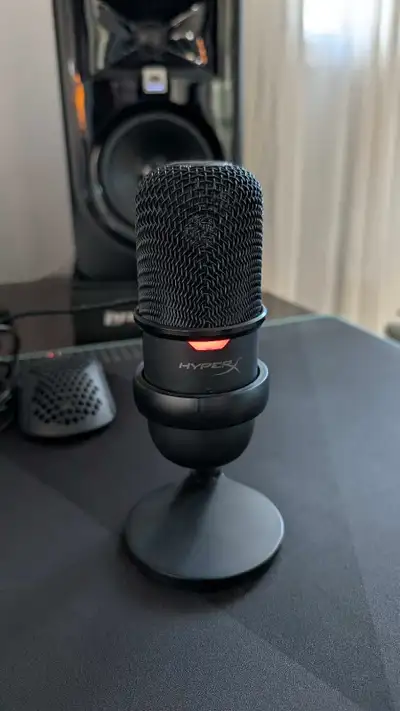 Barely used USB microphone. Comes with USB-C power/data cord.