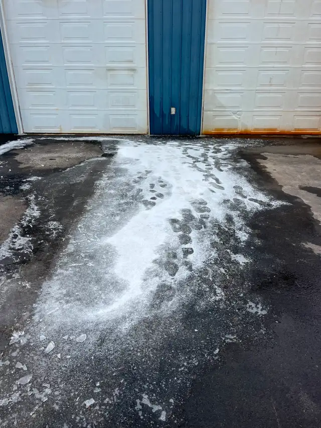 Garage doors in Garage Sales in Ottawa - Image 4