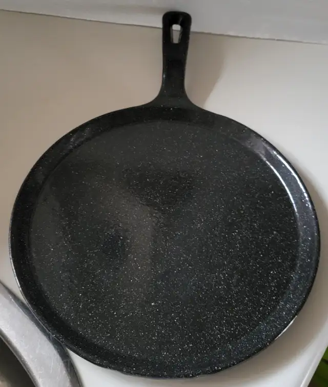 Nuwave Cast Iron 10.6” Griddle Pan Porcelain Enamel Coating in Kitchen & Dining Wares in Oshawa / Durham Region - Image 9