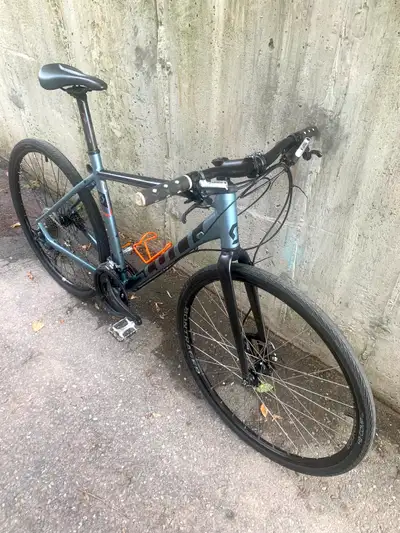 Scott custom built hybrid bike w/Deore hydraulic brakes L size, View more