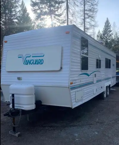 26 ft 2003 Vangaurd Travel Trailer Sleeps 8 Built in bunks, pullout couch, dinette sleeper and 2 que...