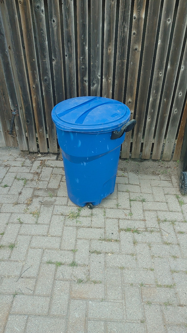 Recycling bins Garbage cans buckets Free Stuff Barrie Kijiji