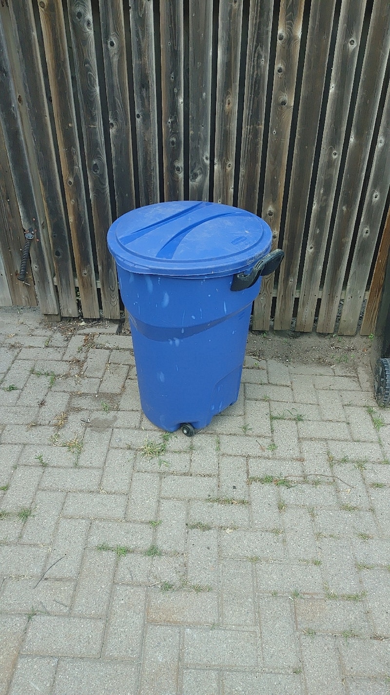 Recycling bins Garbage cans buckets Free Stuff Barrie Kijiji