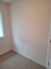 Beautiful room in upper floor of town house for rents.