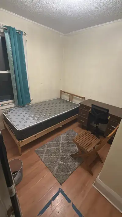 Room for Rent – 5-Minute Walk to University of Windsor Conveniently located just a 5-minute walk fro...