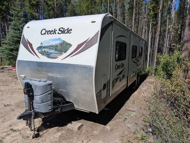 2014 outdoors RV creekside 31kqbs travel trailer in Travel Trailers & Campers in Vernon - Image 3