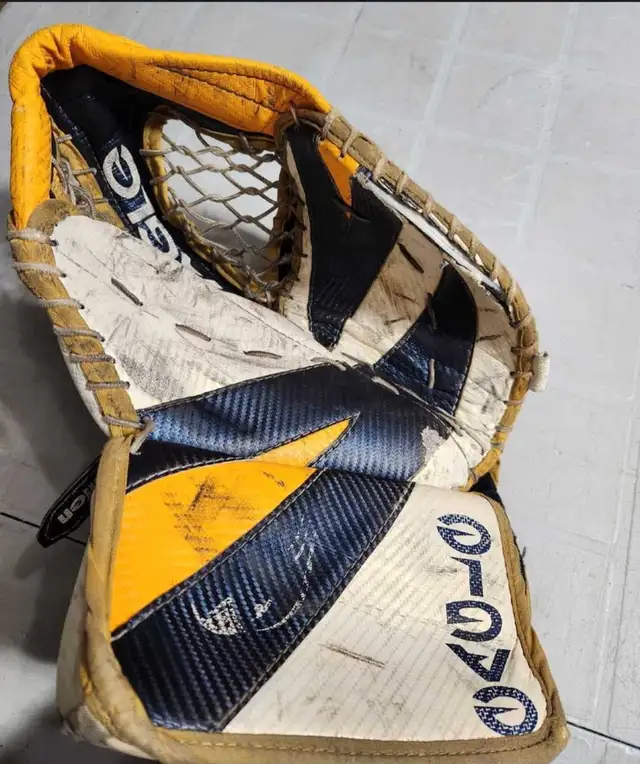 Goalie equipment $600. OBO in Hockey in Hamilton - Image 6