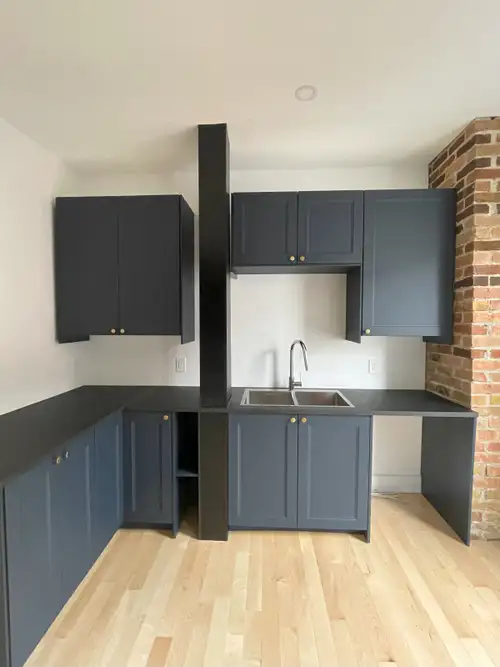 Très grand 3 1/2 Rénové. Cuisine et salle de bain neuve. Très éclairé. **Quartier recherché!** Confo...