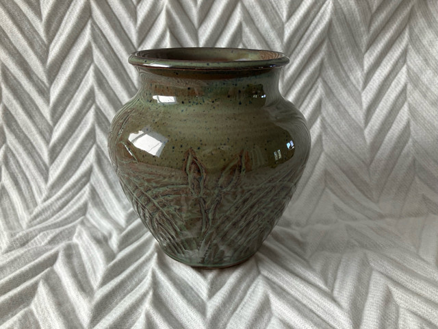 Beautiful Studio Pottery Vase, Signed dans Décoration intérieure et accessoires  à Ville de Montréal