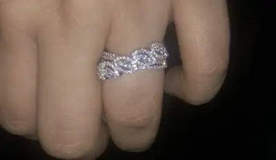 This elegant ring features a beautiful, intricate design, perfect for adding a touch of sparkle to a...