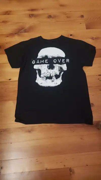 Received as a gift and was never worn. Adult Medium.