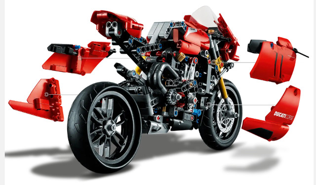 LEGO TECHNIC Ducati Panigale V4 R #42107 - NEW & SEALED dans Jouets et jeux  à Ville de Montréal - Image 4