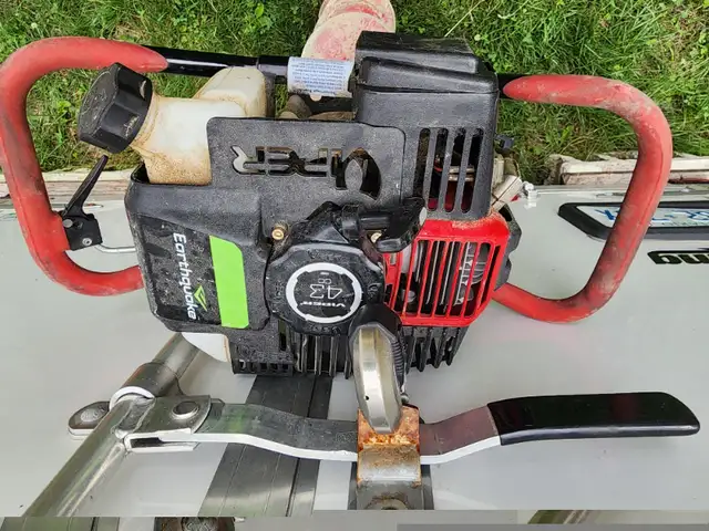Earthquake Viper E43 Post Hole Digger Gas 43cc 2-Cycle Engine in Outdoor Tools & Storage in Windsor Region - Image 6