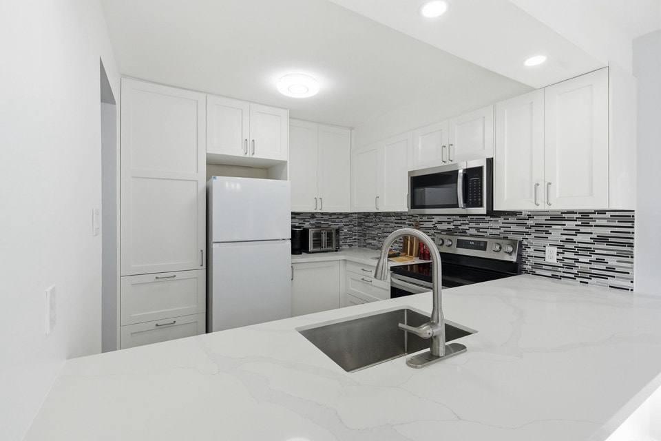 4 bed Townhome end Unit, Ravine Backyard in Bowmanville/ON, photo 6 of 10