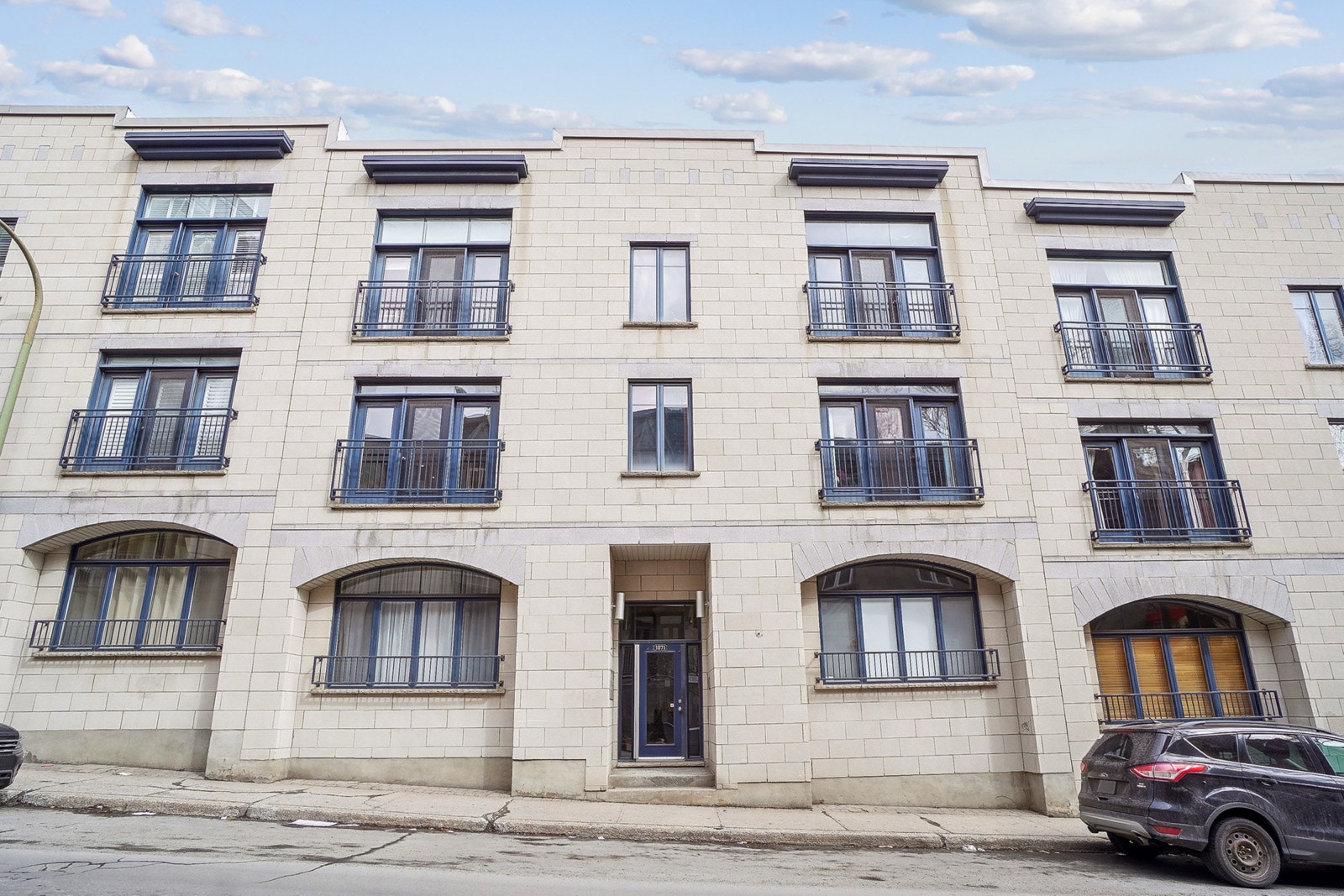 1071 Av. de l'Hôtel-de-Ville — photo 1