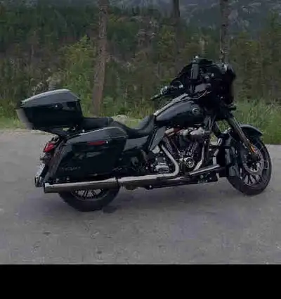 Scorched Crome, Steel Blue, CVO, this bike is one of the most beautiful, powerful, and refined HD yo...