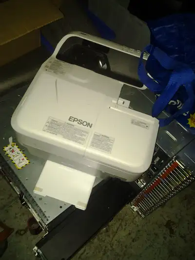 EPSON POWERLITE 685W PROJECTOR 130 hours !!LIKE new 575W 475W SE, View more