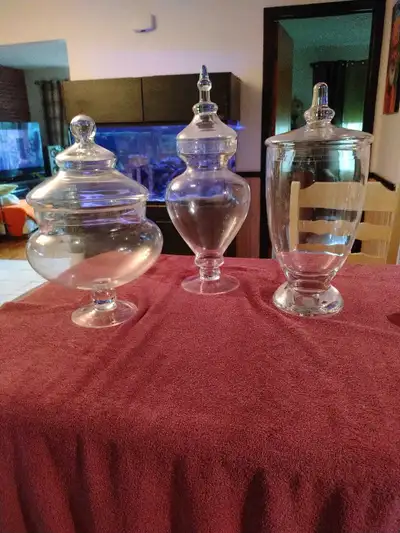 3 Jolie pots couvert sur pieds,pot a bonbons en verre,1 de 9 pouces de large et 14 pouces de haut, u...