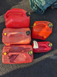 5 gas cans, various sizes 