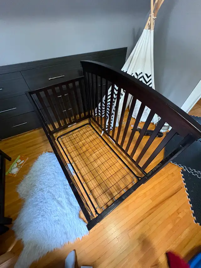 Crib & change table in Cribs in Edmonton - Image 3
